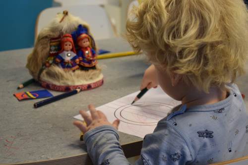 Barna tegnet det samiske flagget